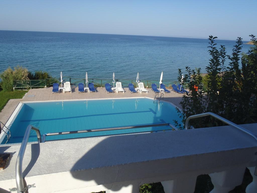 Loukas Apartments On The Waves Tragaki Værelse billede